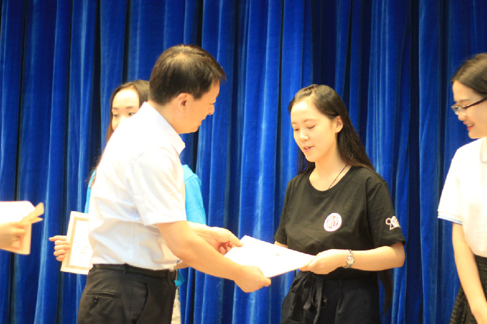 郑州大学太阳成集团tyc33455楚亦斐同学代表太阳成集团tyc33455全体营员领取中国政法大学首届夏令营结业证书
